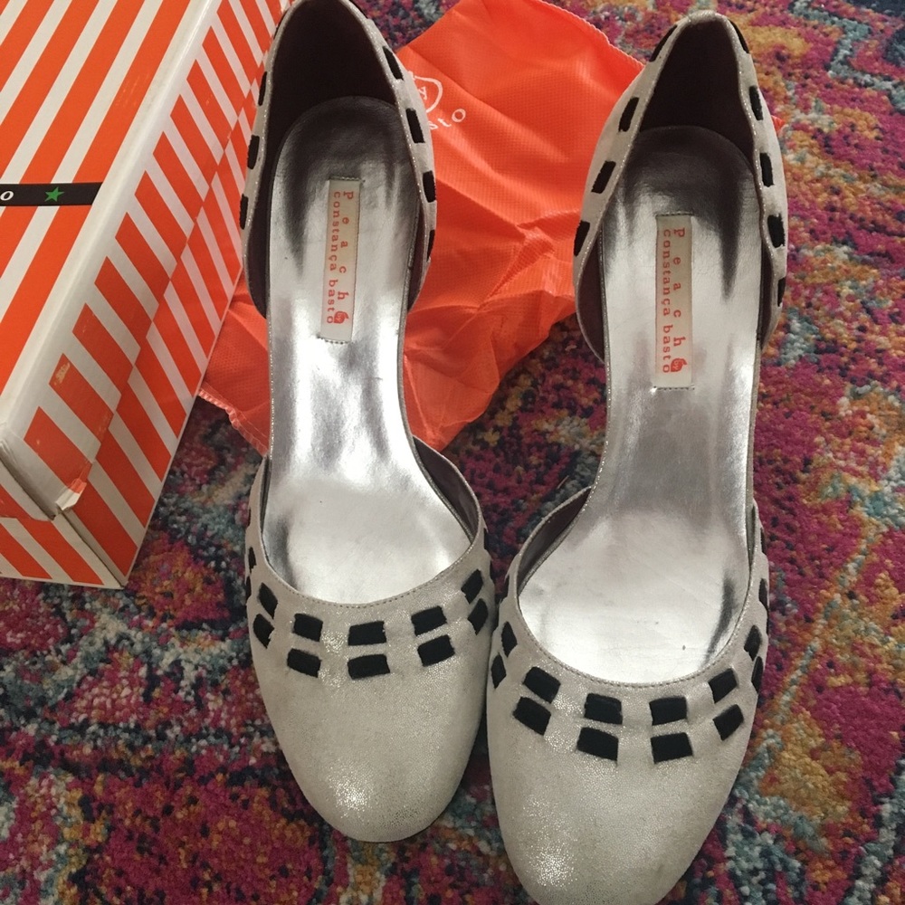 Shimmery d’Orsay pumps from Constança Basto